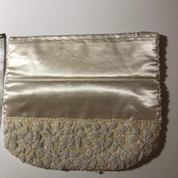 Own a Piece of Elegance: Vintage Hand-Beaded Clutch Purse - Picture 5 of 9